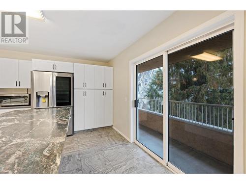 985 Klo Road Unit# 319, Kelowna, BC - Indoor Photo Showing Kitchen