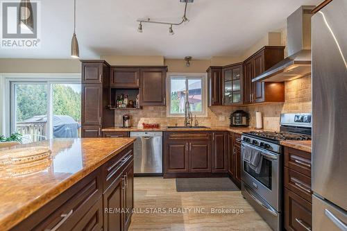 32 Kenedon Drive, Kawartha Lakes, ON - Indoor Photo Showing Kitchen With Upgraded Kitchen