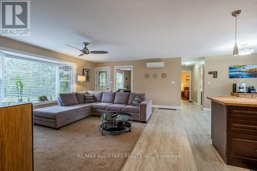 32 Kenedon Drive, Kawartha Lakes, ON - Indoor Photo Showing Living Room