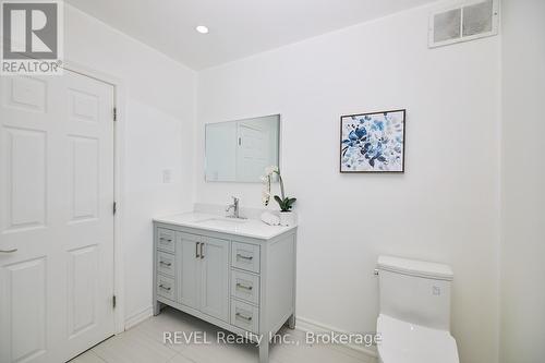 170 Iva Street, Welland (773 - Lincoln/Crowland), ON - Indoor Photo Showing Bathroom