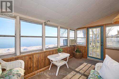 11357 Fowler Road, Wainfleet, ON - Indoor Photo Showing Living Room