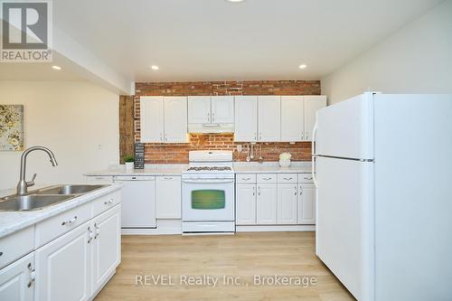 1910 Balfour Street, Pelham (663 - North Pelham), ON - Indoor Photo Showing Kitchen With Double Sink