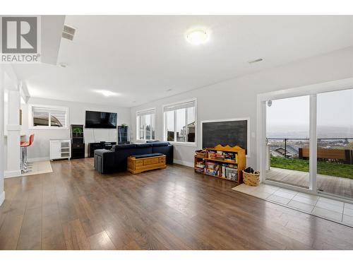 9749 Santina Road, Lake Country, BC - Indoor Photo Showing Living Room