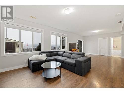 9749 Santina Road, Lake Country, BC - Indoor Photo Showing Living Room