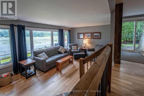 2365 Selwyn Bay Lane, Smith-Ennismore-Lakefield, ON - Indoor Photo Showing Living Room