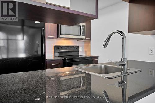 1922 - 135 Village Green Square, Toronto, ON - Indoor Photo Showing Kitchen