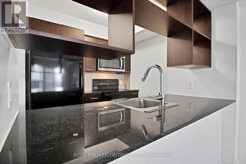 1922 - 135 Village Green Square, Toronto, ON - Indoor Photo Showing Kitchen