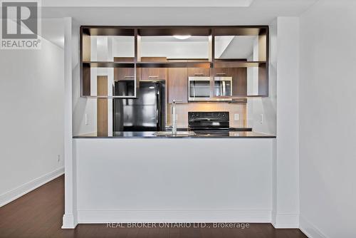 1922 - 135 Village Green Square, Toronto, ON - Indoor Photo Showing Kitchen