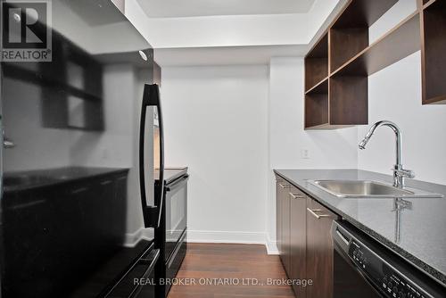 1922 - 135 Village Green Square, Toronto, ON - Indoor Photo Showing Kitchen