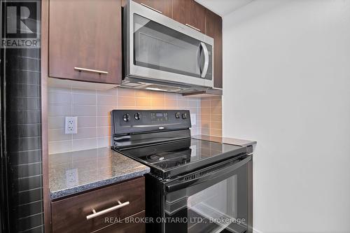 1922 - 135 Village Green Square, Toronto, ON - Indoor Photo Showing Kitchen