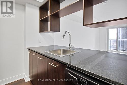 1922 - 135 Village Green Square, Toronto, ON - Indoor Photo Showing Kitchen