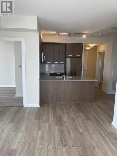 1019 - 35 Watergarden Drive, Mississauga, ON - Indoor Photo Showing Kitchen With Double Sink