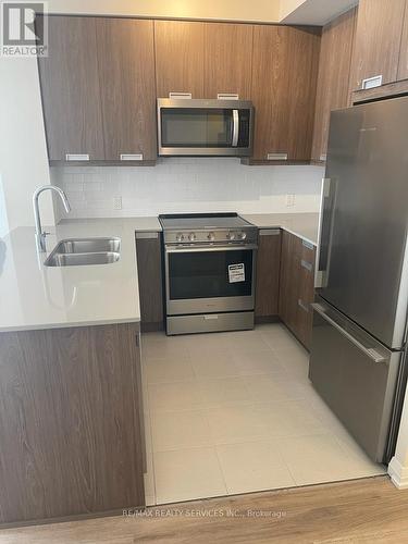 1019 - 35 Watergarden Drive, Mississauga, ON - Indoor Photo Showing Kitchen With Double Sink