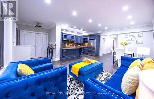 70 Keegan Crescent, Toronto, ON - Indoor Photo Showing Living Room