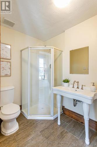 175 Broadway Street, North Middlesex (Parkhill), ON - Indoor Photo Showing Bathroom