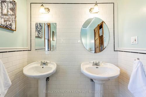 175 Broadway Street, North Middlesex (Parkhill), ON - Indoor Photo Showing Bathroom