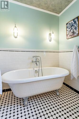 175 Broadway Street, North Middlesex (Parkhill), ON - Indoor Photo Showing Bathroom