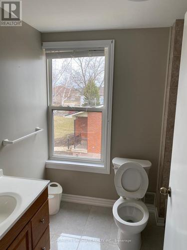 28 West Avenue, Hamilton, ON - Indoor Photo Showing Bathroom