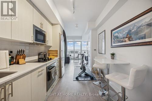 1806 - 2550 Simcoe Street N, Oshawa (Windfields), ON - Indoor Photo Showing Kitchen With Upgraded Kitchen