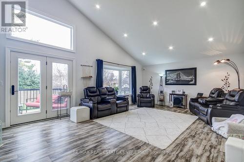 25 Beaver Street, Halton Hills, ON - Indoor Photo Showing Living Room