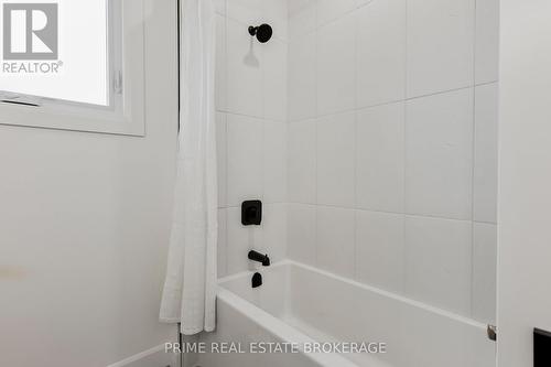 49 - 14 Coastal Crescent, Lambton Shores (Grand Bend), ON - Indoor Photo Showing Bathroom