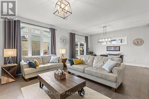 28 Venture Way, Thorold (560 - Rolling Meadows), ON - Indoor Photo Showing Living Room