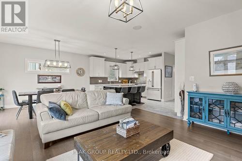 28 Venture Way, Thorold (560 - Rolling Meadows), ON - Indoor Photo Showing Living Room