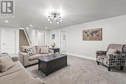 28 Venture Way, Thorold (560 - Rolling Meadows), ON - Indoor Photo Showing Living Room