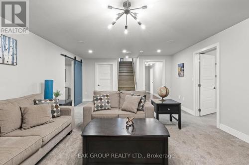 28 Venture Way, Thorold (560 - Rolling Meadows), ON - Indoor Photo Showing Living Room