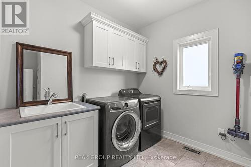 28 Venture Way, Thorold (560 - Rolling Meadows), ON - Indoor Photo Showing Laundry Room