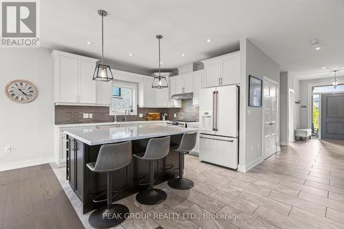 28 Venture Way, Thorold (560 - Rolling Meadows), ON - Indoor Photo Showing Kitchen With Upgraded Kitchen