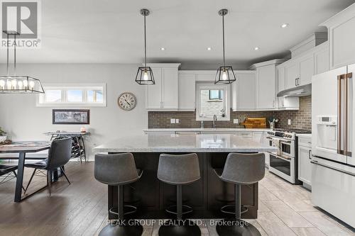 28 Venture Way, Thorold (560 - Rolling Meadows), ON - Indoor Photo Showing Kitchen With Upgraded Kitchen