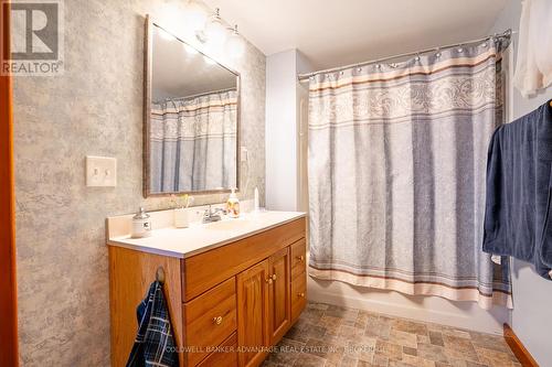 1563 Thompson Road, Fort Erie (331 - Bowen), ON - Indoor Photo Showing Bathroom