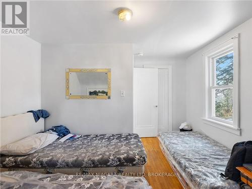 327 Darling Street, Brantford, ON - Indoor Photo Showing Bedroom