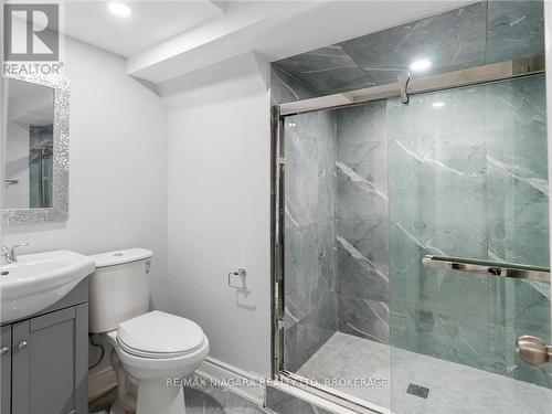 327 Darling Street, Brantford, ON - Indoor Photo Showing Bathroom