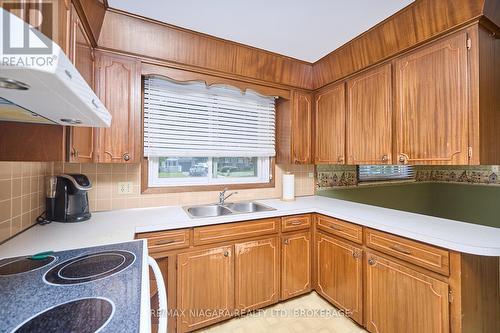 6357 Glengate Street, Niagara Falls (Morrison), ON - Indoor Photo Showing Kitchen With Double Sink