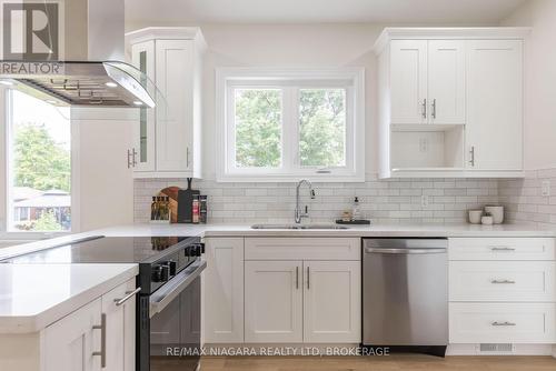 17 Glenbarr Road, St. Catharines, ON - Indoor Photo Showing Kitchen With Upgraded Kitchen