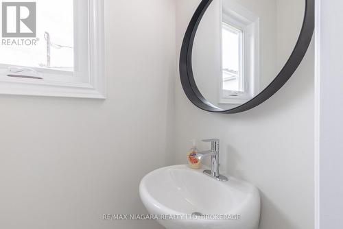 17 Glenbarr Road, St. Catharines, ON - Indoor Photo Showing Bathroom