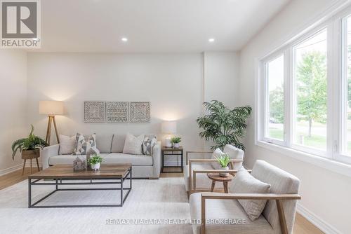 17 Glenbarr Road, St. Catharines, ON - Indoor Photo Showing Living Room