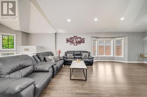 10884 Brentwood Crescent, Windsor, ON - Indoor Photo Showing Living Room