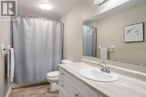 1025 Frost Avenue, Sarnia, ON - Indoor Photo Showing Bathroom