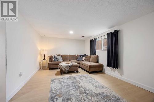 1025 Frost Avenue, Sarnia, ON - Indoor Photo Showing Living Room