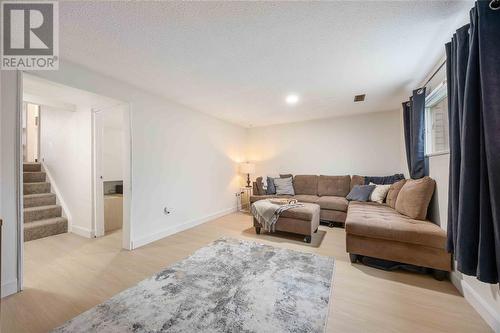 1025 Frost Avenue, Sarnia, ON - Indoor Photo Showing Living Room