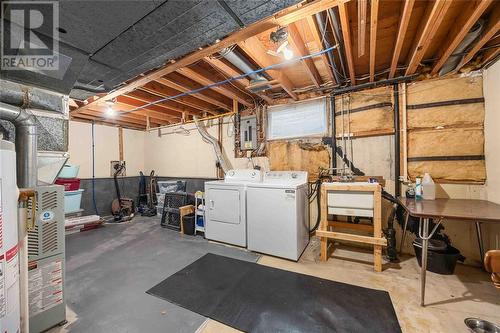 1025 Frost Avenue, Sarnia, ON - Indoor Photo Showing Laundry Room