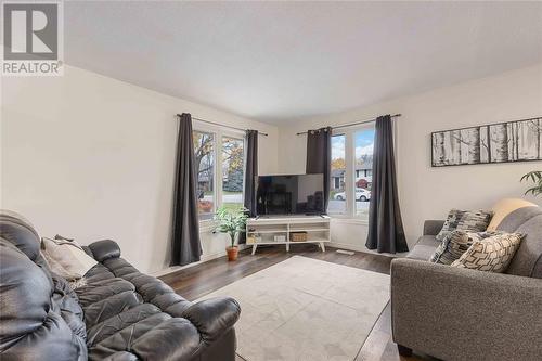 1025 Frost Avenue, Sarnia, ON - Indoor Photo Showing Living Room