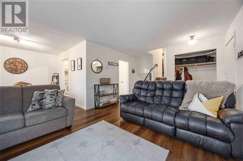 1025 Frost Avenue, Sarnia, ON - Indoor Photo Showing Living Room