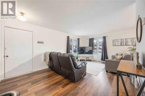 1025 Frost Avenue, Sarnia, ON - Indoor Photo Showing Living Room