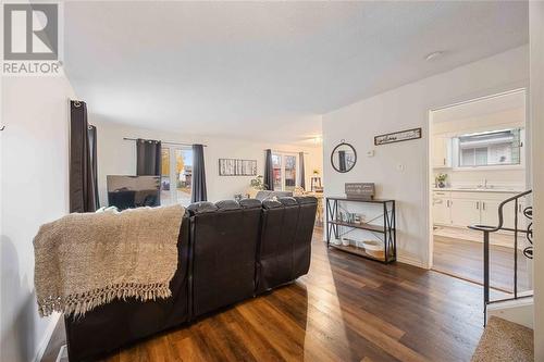 1025 Frost Avenue, Sarnia, ON - Indoor Photo Showing Living Room