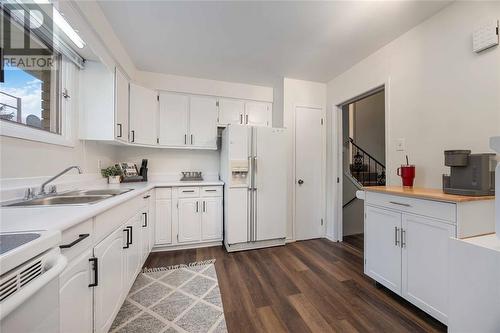 1025 Frost Avenue, Sarnia, ON - Indoor Photo Showing Kitchen With Double Sink