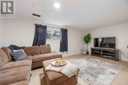 1025 Frost Avenue, Sarnia, ON - Indoor Photo Showing Living Room